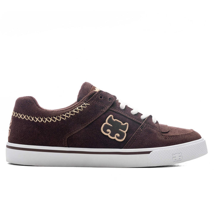 Side view of the iPath Reed Low brown suede shoe with cream laces, contrast collar stitching and a white sole.