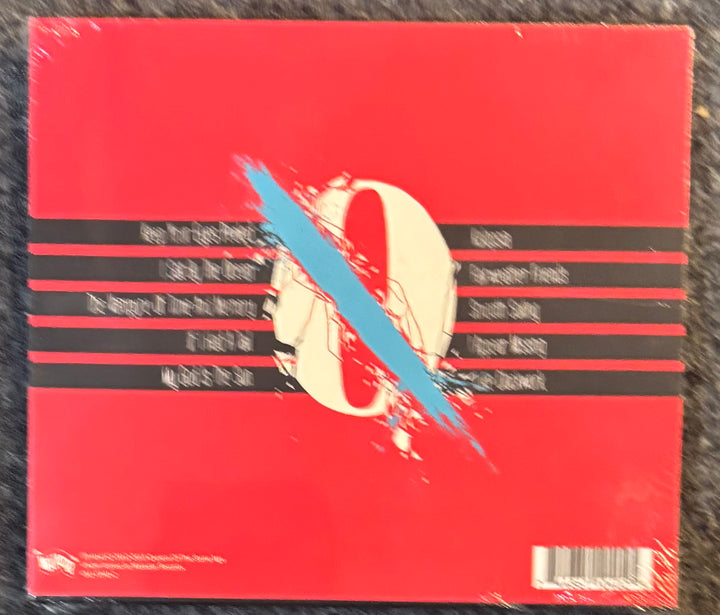 Back cover of QUEENS OF THE STONE AGE - ...LIKE CLOCKWORK with a red background and gold letter 'Q' on a black surface