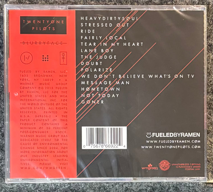 Back cover of a TWENTY ONE PILOTS – BLURRYFACE with tracklist and branding.