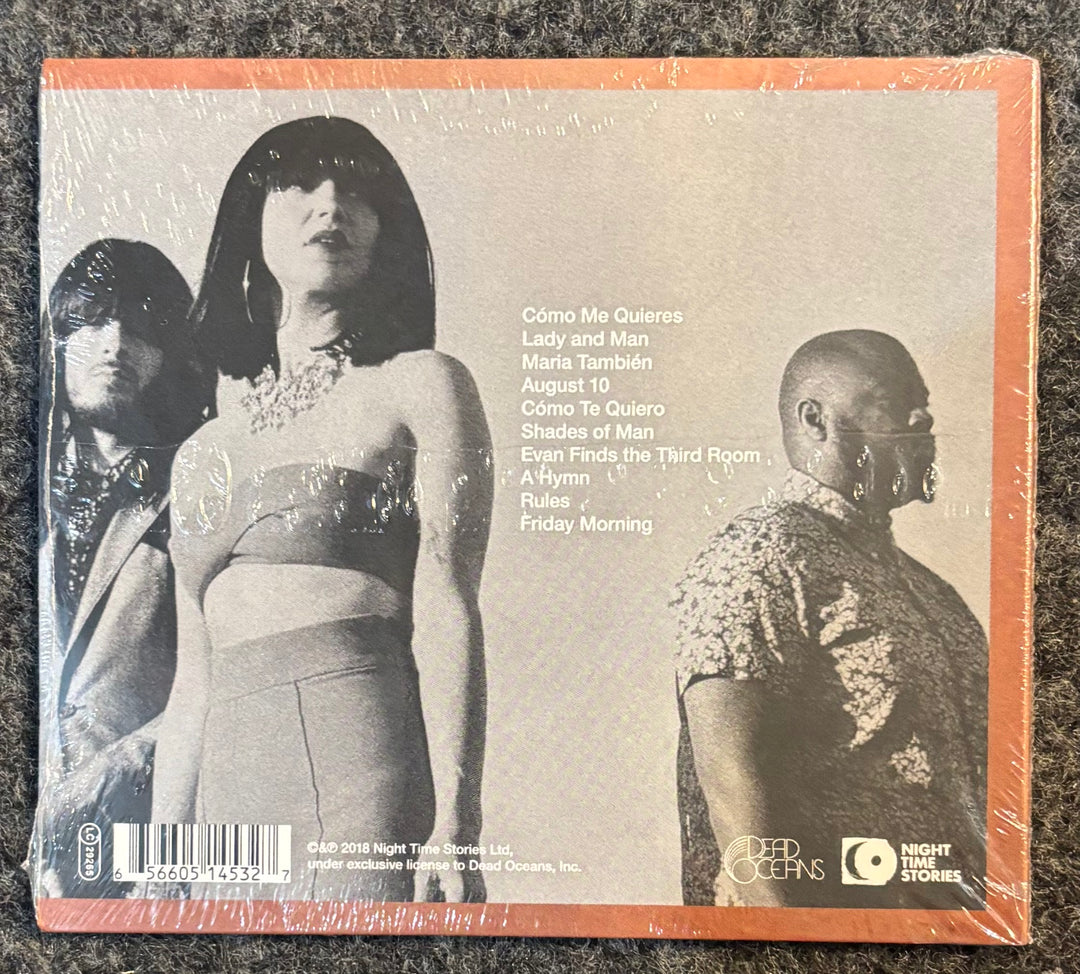 Back cover of KHRUANGBIN – CON TODO EL MUNDO CD with black and white images of three people and text.
