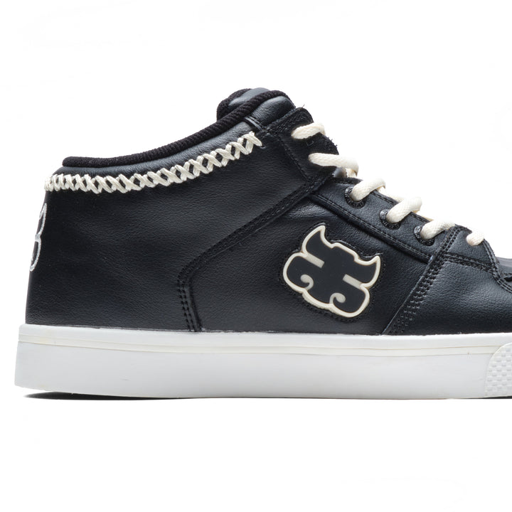 Close-up of the iPath Reed Mid black leather side panel, contrast collar stitching and outlined iPath logo.
